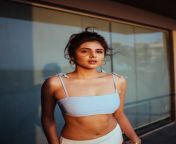 Aishwarya Sharma showing navel from aishwarya debonairblog