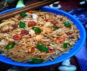 BURNT GARLIC MUSHROOMS FRIED RICE is an indian-Chinese recipe made with golden fried garlic, mushrooms &amp; rice with few more little basic ingredients. from indian son jabardasti xxx with