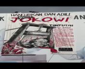 Poster bergambar Jokowi berkepala babi yang dipenggal dengan guillotine oleh warga yang marah dibentangkan dalam aksi protes &#34;Gejayan Memanggil&#34; di Gejayan, Yogyakarta, 12 Februari 2024. Para pengunjuk rasa juga membawa replika guillotine dan memp from suruh istri eksib dan pamerin dari dalam mobil