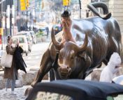 Nude woman ignores coronavirus warnings to straddle Charging Bull from fat hard woman xx
