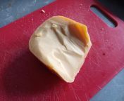 Sinds kort maak ik foto&#39;s van alle kaasblokken die mijn niet-Nederlandse vrouw mutileert. Deze trof ik vanochtend in de koelkast aan. n minuut stilte alstublieft. from geile nederlandse