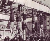 28 de abril de 1945. Guerrilheiros da Resistncia italiana inventaram o Presunto Mussolini, secado ao ar. Remdio pro fascismo. from mariane de abril de