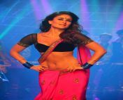 Kareena navel in pink saree with black blouse from tamil mallu aunties hot videos in yellow saree with h