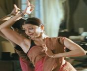 Anushka : Dance karte karte bahut paseena aa gaya hai. Jaldi idhar aa aur chaat ke saaf karde from bacche kitne karte