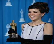 Marisa Tomei With Her Academy Award for &#34;My Cousin Vinny&#34;, March 29, 1993 from krucke 1993