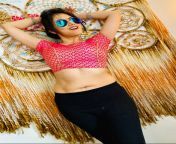 Reema Worah navel in pink top and black pant from reema kallingal navel show