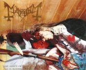 Mayhemin vokalisti Dead 12 N?san 1991&#39;de tfekle intihar etti.Euronymous, Dead&#39;in paralanm?? beyninin foto?raf?n? ekti.Bu foto?raf bootleg albm &#34;Dawn of the Blackhearts&#34;?n kapa??nda kullan?ld?. from katrena kapa sxkse vidos