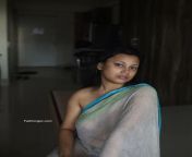 Beautiful Lady saree look without blouse from tamil beautiful aunty saree