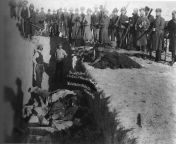 Mass grave for the 300 Lakota people massacred by the U.S. Army soldiers on December 29, 1890, near Wounded Knee Creek (Lakota: ?ha?kp pi Wakpla) on the Lakota Pine Ridge Indian Reservation in South Dakota. [1843x1330] from indian all heroine south