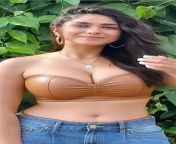 hot cleavage and navel in tube top from actress live hot cleavage