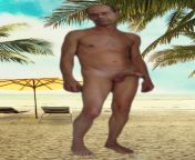 Nackter Mann mit Erektion am Strand from nackt erektion