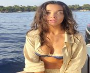 I don&#39;t know whether British Hooker Amy Jackson loves to flaunt her milk jugs more or We love to see her udders more ? from amy jackson nude nipple