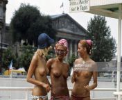 3 femmes sur le solarium de la piscine Deligny, l&#39;Assemble Nationale en arrire plan, mars 1973 from solarium