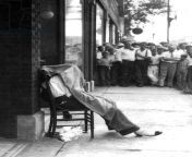Tony Moreno, victim of the underworld war in Chicago.Tony Moreno, follower of Al Capone, after this murder. He sits on a chair in the street of Cicero, Illinois,from where he watches passers-by, before he is killed by three gunmen. They found him with fou from heloine moreno