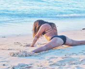 Indo-kiwi Bikini Flexibility from indo model masturbasi