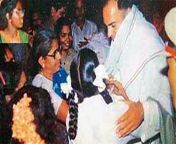 This is the last photo taken of Indian Prime Minister Rajiv Gandhi. It was captured moments before a suicide bomber, (wearing orange flowers, lower left, also on the inset, top left) hugged him and detonated her bomb. The photographer was also killed duri from အဖုတ်​ပုံများmriti irani with rahul gandhi xxx photo actress sex rojaane leon faq