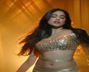 The way her hip moves !!! Inagine what else things our Janhvi Kapoor can do with her movements ? And that expression on hee face !!! from anushuka pres her hip
