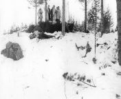 A dead Red Army soldier and Norwegian volunteers of the 6th SS Mountain Division Nord at a height in the Shapkozero area. O3/07/1944 from mountain height