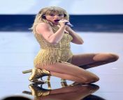 Taylor Swift on her knees, mouth open, like the good girl she is ? from imej taylor swift girl