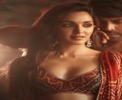 Kiara Advani showing cleavage in her new song from showing cleavage in bus