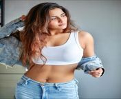 Arthi Venkatesh navel in white sleeveless top and blue denim jacket and jeans from arthi aagarval sex