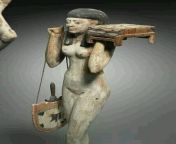 ?The first women&#39;s bag in history was in Egypt for an Egyptian woman, this wonderful statue from the Central State of more than 4 millennia represents a woman holding by hand a toy [sint] and by hand a bag on her shoulder, the first woman&#39;s bag on from an egyptian woman her husband is very prey traveler