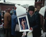 Женщина продаёт календарь на новый 1992 год. Москва, 1 декабря 1991 года from Гимнастика рек декабря 2021 г