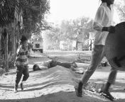 [History] A dead civilian lies nearby as a young Vietnamese boy shields his ears from gunfire blasts and runs for cover on a Da Nang street on January 31, 1968 NSFW from sotabdi rai nang