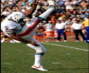 Miami Dolphins punter Reggie Roby sends another football into orbit with his powerful kicking leg. from 唐山市怎么找小姐全套服务薇信1646224唐山市哪个酒店有小姐全套按摩▷唐山市哪个酒店有小姐全套按摩 roby