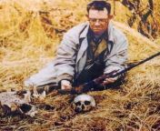 Bill Pinnell, an Alaskan brown bear guide on Kodiak Island finds skull of an unguided bear hunter who disappeared years prior. Thr bones of the hunter and a bear were both found with a broken gun and a fired cartridge in the chamber. Both bear and hunterfrom dancing bear swallow