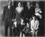 In 1929 Charles Lawson drove his family to Charleston, bought them fancy clothes, and had them pose for a family photo (a luxury) before axe murdering all but 1 of them a week later. from 197039s family photo
