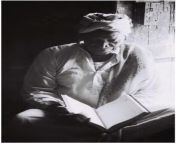 Old Somali Bantu man reading Quran 1987 from naago somali niiko qawan