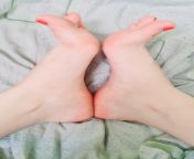 Best feet pose? DM and ask for more and customs from feet pose blowjob