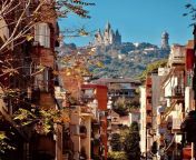 Una foto maravillosa del Tibidabo, en Barcelona. Desde una de esas calles que an preservan la magia del amor de la capital del Mediterrneo. from del riviero