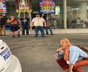 This Muslim woman took a photo In front of an anti-Muslim protest like a pro. from muslim maa beta xxx photo