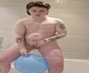 Pissing onto a balloon 🤭🤭 from मिठाई भाभी pissing लिंग