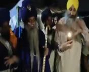 Sikh religious leader, justifies the brutal murder and mutilation of a lower class mans body in the name of GOD, while his mutilated dead body lies on ground with body parts scattered. from punjabi sikh lovers mp4