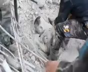 Padre se sacrifica para proteger a su hijo (que se salva) el cual tambin fue enterrado por los escombros a causa del terremoto en Siria from terremoto en haiti