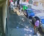 Boedo: Una mujer atac a palazos a un hombre mayor despus de que le pidiera que juntara la caca de su perro from porno perro mujer