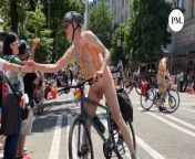 Ativistas LGBTPQP+ completamente nus a mostram os genitais a crianas no meio da rua. Propaganda LGBTPQP+ merece a censura imediata. Isto vontade mas no vontadinha! from meinos nus