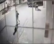 Rosario: el momento en que disparan y matan al polica en la puerta de un hospital from rawar matan hadeja