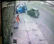 [Tlaxcala, Mexico] Outside a seafood restaurant, a car crashes a truck and presses a passer-by when leaving a forbidden parking spot (on a sidewalk). 47yo mariachi dies. from bangladesh parking