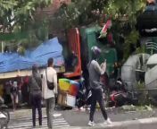 Kecelakaan truk nabrak tiang listrik yang menyebabkan tiang listriknya jatuh menimpa beberapa korban (Jl Sultan Agung, Kec Bekasi Barat, Kota Bekasi, Jawa Barat) from bokep barat romantisan